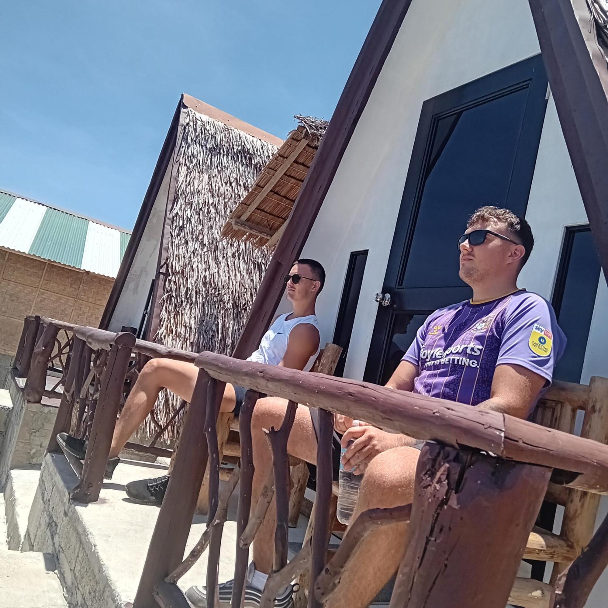 Thornton'S Sea View Cafe & Guesthouse Siquijor Exterior photo